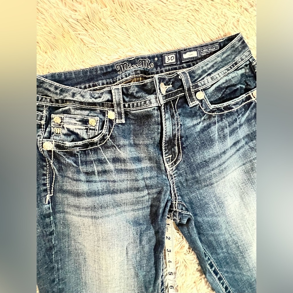 Miss Me Distressed ZigZag Waves Capris - Picture 7 of 14